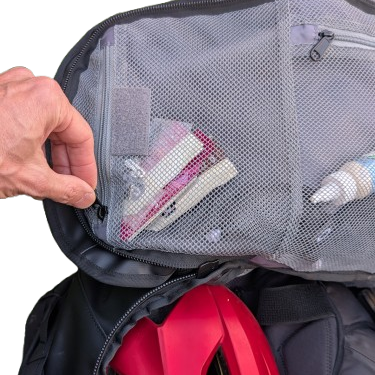 תכולת תיק ציוד מבט בפנים תא רשת קטן Duffle