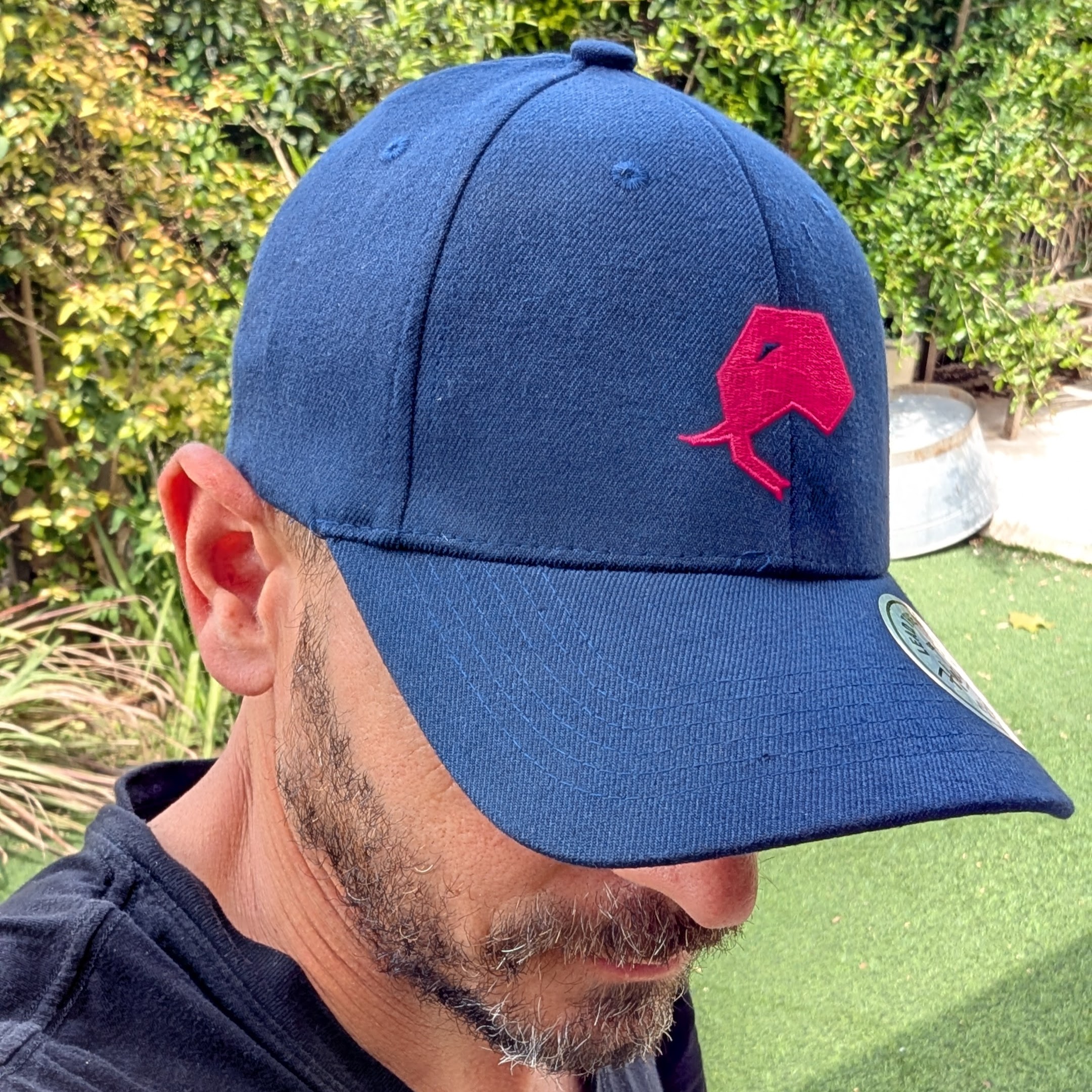 כובע FLEXFIT כחול נייבי עם לוגו ורוד מג'נטה