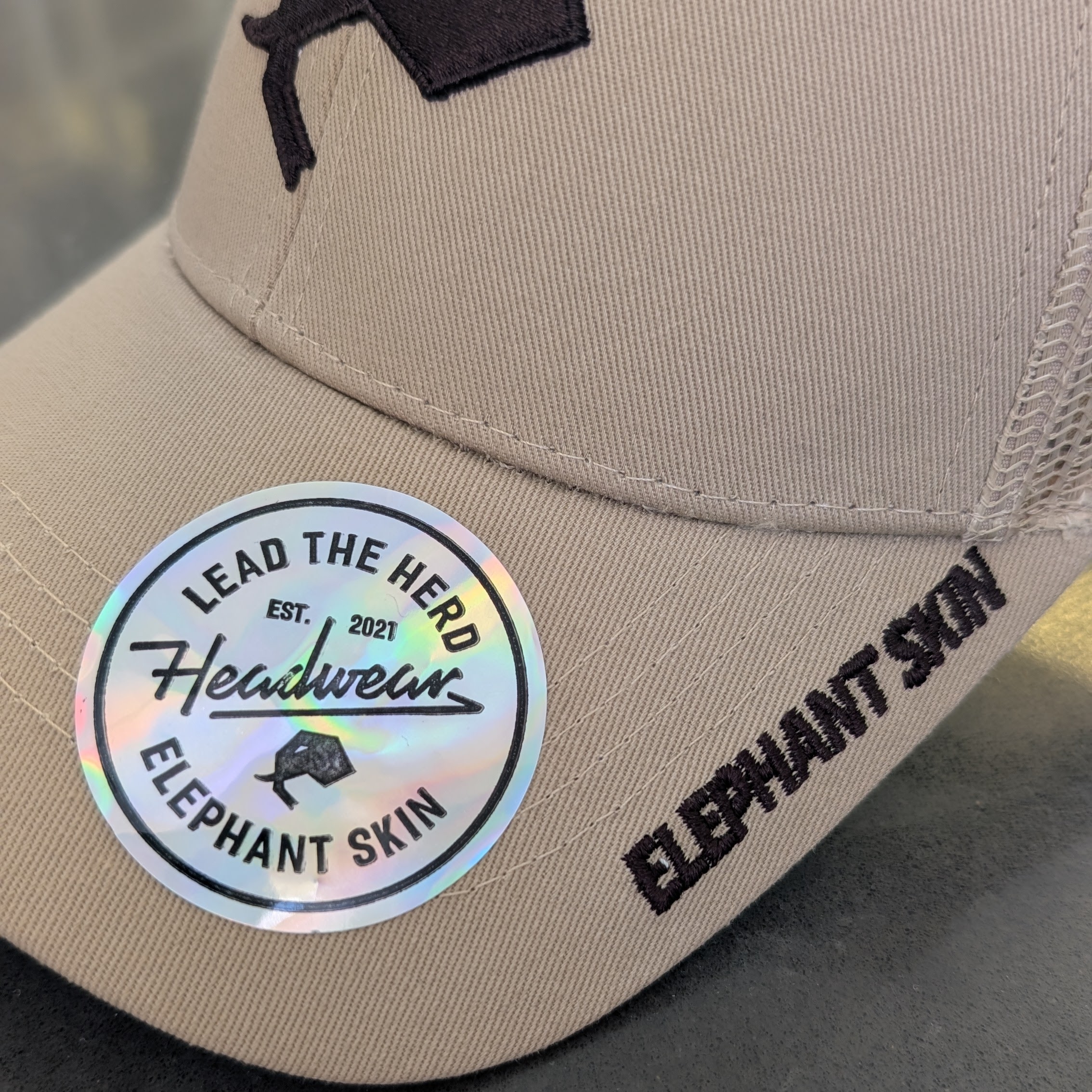 כובע חום בז' לוגו חום קפה שחור